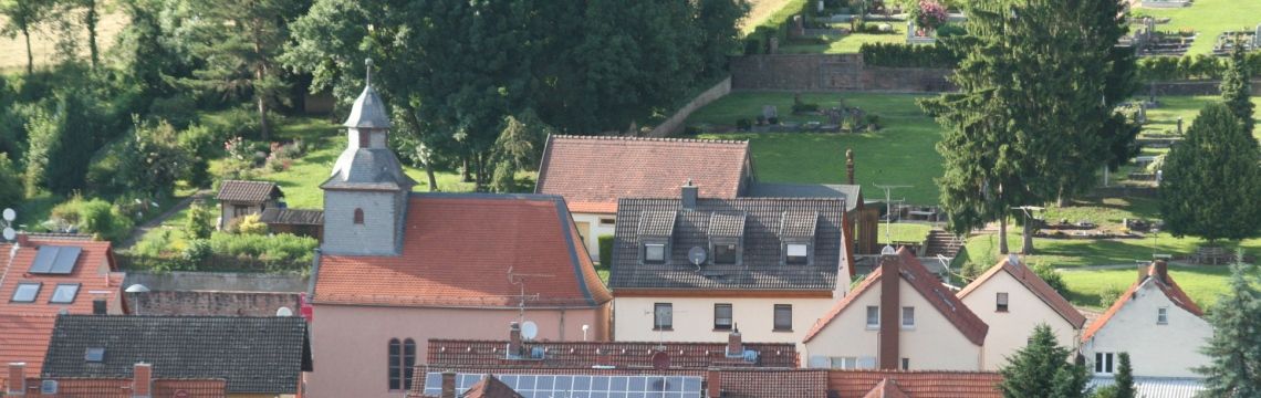 Kirche und Friedhof