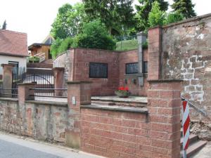 Eingang zum Friedhof im Ort